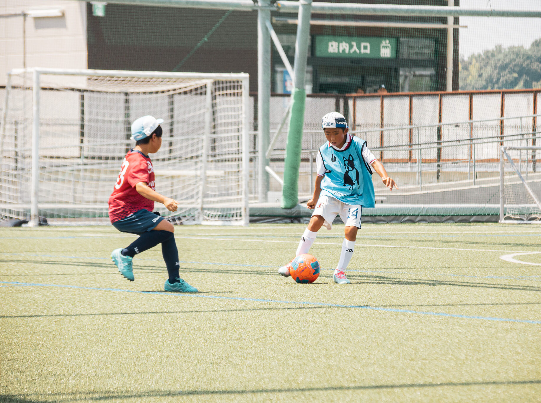 仕掛ける側と受ける側を入れ替える1対1トレーニングの様子